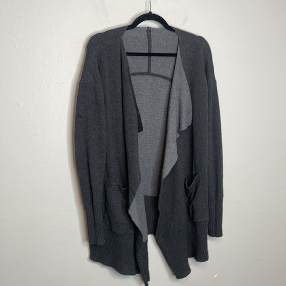 SOLD Lululemon | Still Lotus Wrap Reversible Grey/Black - Picture 5 of 9